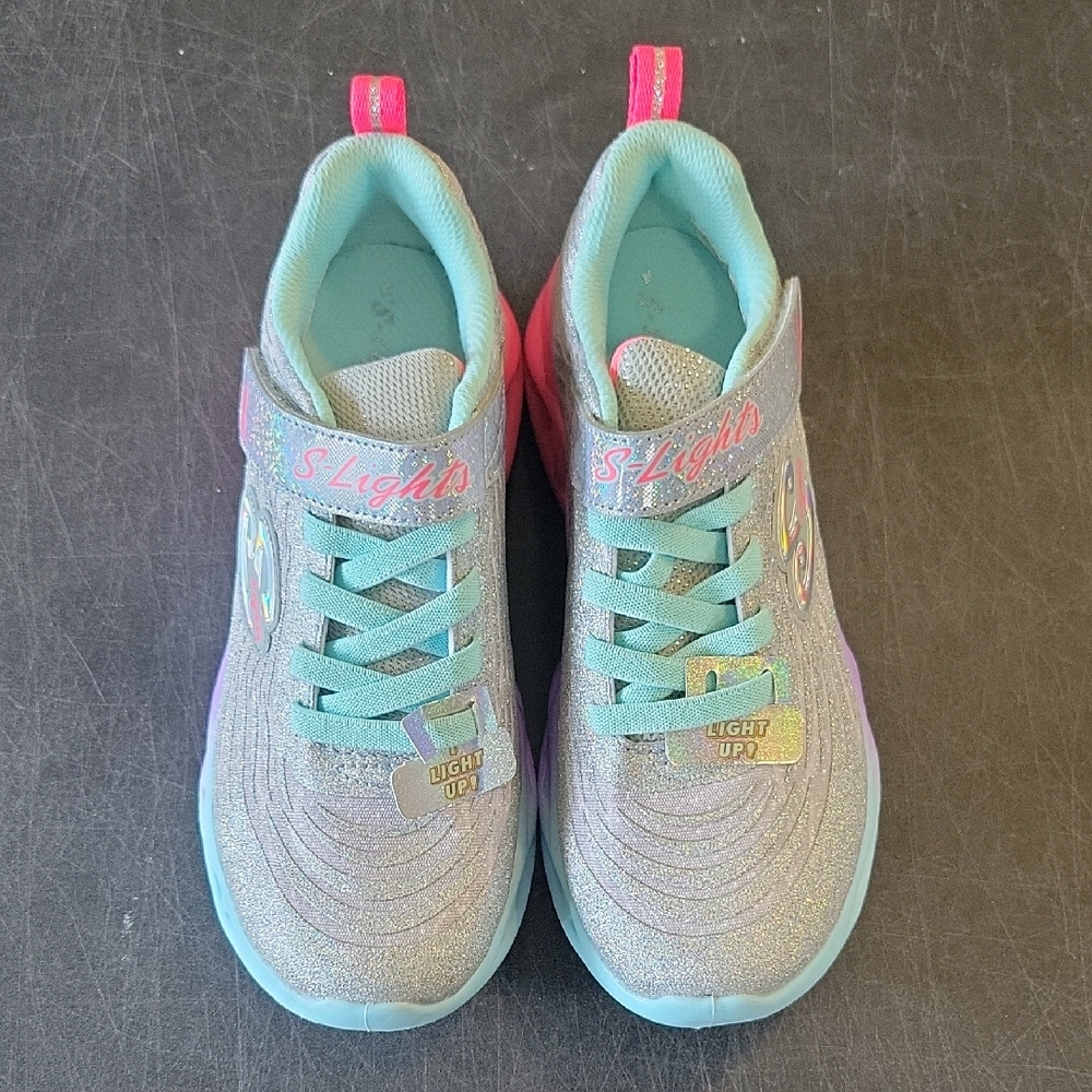 Girls Skechers Light-up Shoes. Size 4